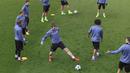 Pemain Real Madrid, Gareth Bale menikmati sesi latihan bersama rekan-rekannya sebelum melawan Napoli pada laga 16 besar Liga Champions di   Valdebebas stadium, Madrid, Spain, (14/2/2017). (AP/Daniel Ochoa de Olza)