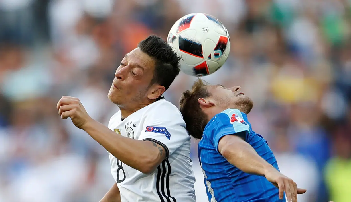 Duel antara pemain Slovakia, Patrik Hrosovsky, dan pemain Jerman, Mesut Ozil, pada laga 16 besar Piala Eropa 2016 di Stade Pierre Mauroy, Lille, Minggu (26/6/2016) malam WIB. (Reuters/Lee Smith)