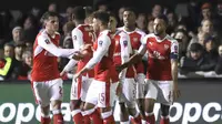 Para pemain Arsenal merayakan gol Theo Walcott saat melawan Sutton United pada putaran kelima Piala FA di Gander Green Lane stadium, London; (20/2/2017). Arsenal menang 2-0. (AP/Matt Dunham)