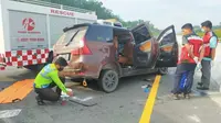 Petugas melakukan olah tempat kejadian di lokasi kecelakaan Tol Pekanbaru-Dumai. (Liputan6.com/Istimewa)