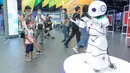 Orang-orang melihat sebuah robot pintar di Pameran Perdagangan Jasa Internasional China (China International Fair for Trade in Services/CIFTIS) 2020 di Beijing, ibu kota China, pada 8 September 2020. CIFTIS 2020 akan berakhir pada 9 September. (Xinhua/Xu Jinquan)