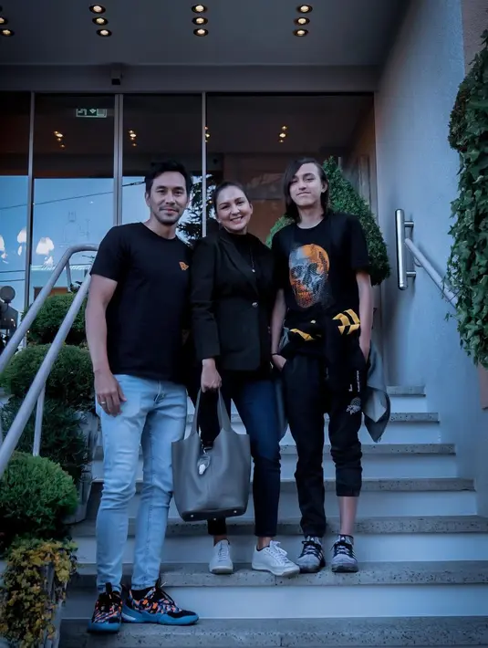 Donna Agnesia dan Darius Sinathrya merayakan Paskah 2022 di Swiss sambil reuni dengan putra sulungnya Lionel. Ketiganya kompak memakai pakaian hitam dengan polesan sesuai gaya personal (Foto: Instagram @dagnesia)