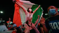 Dalam pertandingan yang dimenangkan oleh Timnas Italia membuat mereka senang dan melakukan selebrasi diluar Stadion Olimpico. (Foto: AFP/Andreas Solaro)