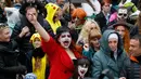 Orang-orang mengenakan kostum dan dandanan menyerupai zombie ketika berpartisipasi dalam 'Zombie Walk' di pusat Kota Kiev, Ukraina, 26 Oktober 2019. Menjelang perayaan Halloween pada 31 Oktober mendatang, warga di beberapa belahan dunia sudah mulai melakukan acara bertema horor. (AP/Efrem Lukatsky)