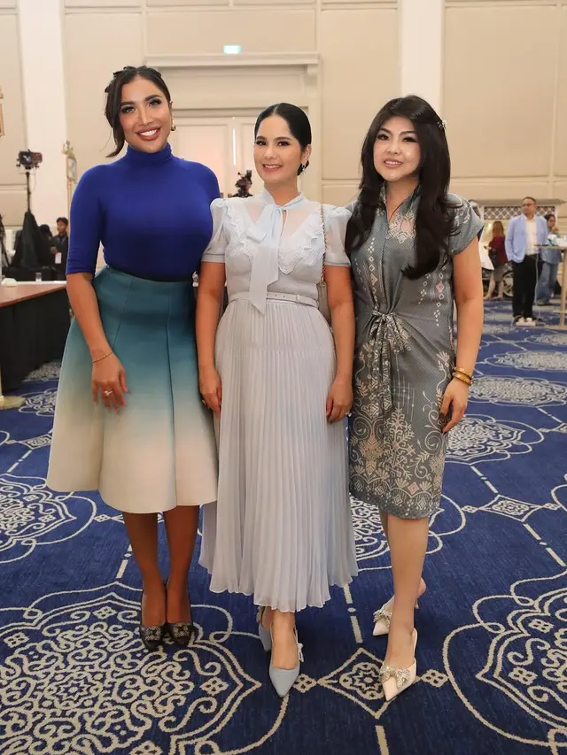 6 Gaya Kembar Annisa Pohan dan Almira Yudhoyono di Acara Peluncuran Skincare Ashanty, Elegansi dalam Balutan Baby Blue