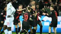 Pemain Bayer Leverkusen merayakan gol yang dicetak Robert Andrich dalam laga kontra Mainz 05 di BayArena, Sabtu (24/2/2024) dini hari WIB. (INA FASSBENDER / AFP)