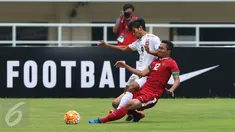 Bek Timnas Indonesia U-22, Ricky Fajrin Saputra (kanan) mencoba menahan pemain Myanmar, Aung Thu saat laga persahabatan di Stadion Pakansari, Kab Bogor, Selasa (21/3). Timnas Indonesia U-22 kalah 1-3 dari Myanmar. (Liputan6.com/Helmi Fithriansyah)
