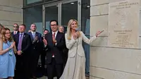 Putri Donald Trump Ivanka Trump memperkenalkan plakat saat peresmian pembukaan kedutaan AS di Yerusalem (14/5). Ivanka Trump meresmikan pemindahan kedutaan AS yang sebelumnya di Tel Aviv ke Yerusalem. (AFP/Menahem Kahan)