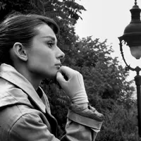 Audrey Hepburn adalah seorang bintang Hollywood berkebangsaan Inggris yang lahir di Belgia (via www.playbuzz.com)