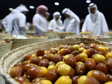 Para juri mendiskusikan kualitas kurma Dabbas selama Festival tahunan Kurma Liwa  di kota Liwa, Abu Dhabi pada Rabu (17/7/2019). Festival yang rutin diadakan setiap tahun ini biasanya dihadiri oleh ribuan orang lebih turis mancanegara dan pengunjung lokal.  (AP Photo/Kamran Jebreili)