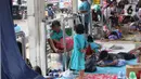 Warga korban banjir mengungsi di Halte Transjakarta Jembatan Baru, Cengkareng, Jakarta, Jumat (3/1/2020). Lansia dan anak-anak ikut mengungsi di Halte Transjakarta Jembatan Baru karena rumah mereka masih terendam banjir. (Liputan6.com/Angga Yuniar)