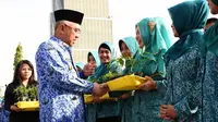 Penyerahan secara simbolis bibit cabai di halaman Kantor Gubernur Riau. (Liputan6.com/M Syukur)