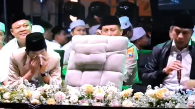 Gus Iqdam tak kuasa menahan air mata mendengarkan wejangan Gus Kautsar (Tangkap Layar YouTube ronronchanel)