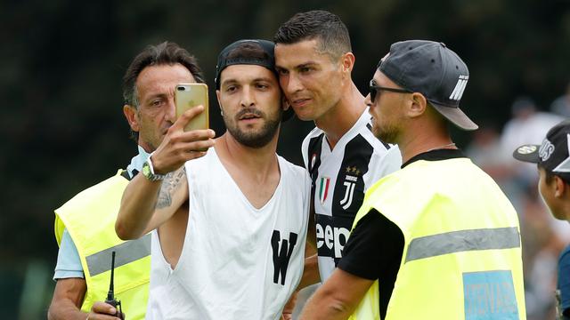 Momen Ronaldo Diajak Selfie Suporter Juventus di Lapangan