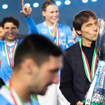 Kemenangan ini tidak hanya menambah koleksi trofi Piala Super Italia di lemari klub, tetapi juga menjadi penegasan atas loyalitas para pemain terhadap sang pelatih, Antonio Conte. Tampak dalam foto, pelatih Napoli asal Italia, Antonio Conte, memegang trofi setelah pertandingan final Piala Super Italia melawan Bologna di Stadion King Al-Awwal Park, Riyadh pada Senin 22 Desember 2025 malam waktu setempat. (Fayez NURELDINE/AFP)