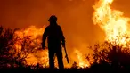 Siluet petugas pemadam kebakaran di tengah kobaran api kebakaran hutan di pinggiran Villa Carlos Paz, Argentina, Selasa (10/10/2023). Kebakaran hutan mendorong evakuasi dari Villa Carlos Paz. (AP Photo/Nicolas Aguilera)