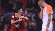 Ekspresi pemain AS Roma, Kostas Manolas (kiri) dan Radja Nainggolan merayakan kemenangan timnnya atas Shakhtar Donetsk pada leg kedua 16 besar Liga Champions di Rome Olympic stadium, (13/3/2018). AS Roma Menang 1-0. (AFP/Filippo Monteforte)