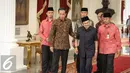 Mantan  Presiden Ke-3 RI Baharuddin Jusuf Habibie didampingi Presiden Joko Widodo berjalan keluar usai makan siang di Istana Merdeka, Jakarta, Selasa (13/10/2015). (Liputan6.com/Faizal Fanani)
