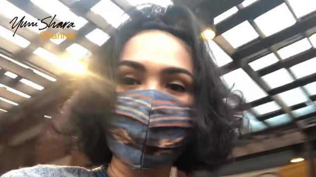 Pakai Masker Tenun, Ini 6 Momen Yuni Shara Belanja Persiapan Ramadan