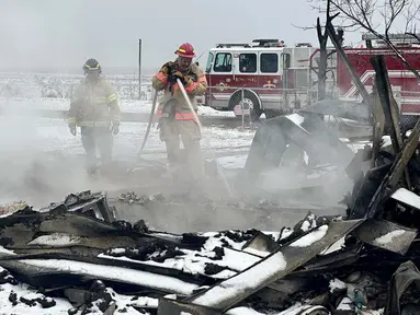 Petugas pemadam kebakaran memadamkan titik api dari kebakaran Smokehouse Creek di Stinnett, Texas pada hari Kamis, 29 Februari 2024. (AP Photo/Sean Murphy)