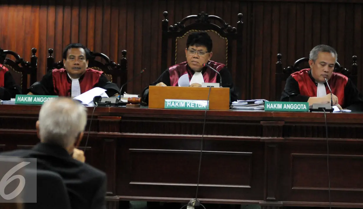 Terdakwa OC Kaligis mendengarkan hakim saat sidang pemeriksaan terdakwa di Pengadilan Tipikor, Rabu (11/11). Sidang menghadirkan saksi Yulius Irwansyah Mawarji yang merupakan anak buah OC Kaligis. (Liputan6.com/Helmi Afandi)