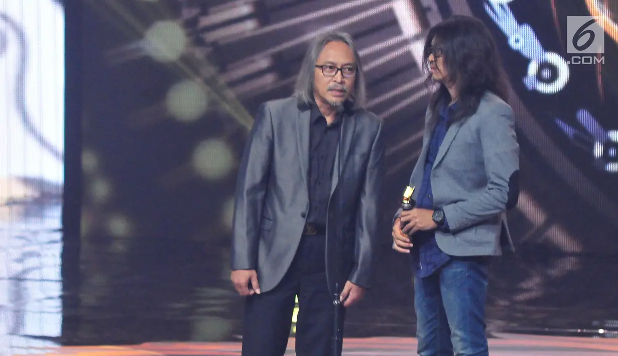 Kelvin Nugroho dan Sentot Sahid menerima penghargaan Penata editing Film Terpuji dalam ajang Festival Film Bandung 2017 di studio 6 Emtek, Jakarta (22/10). (Liputan6.com/Helmi Afandi)