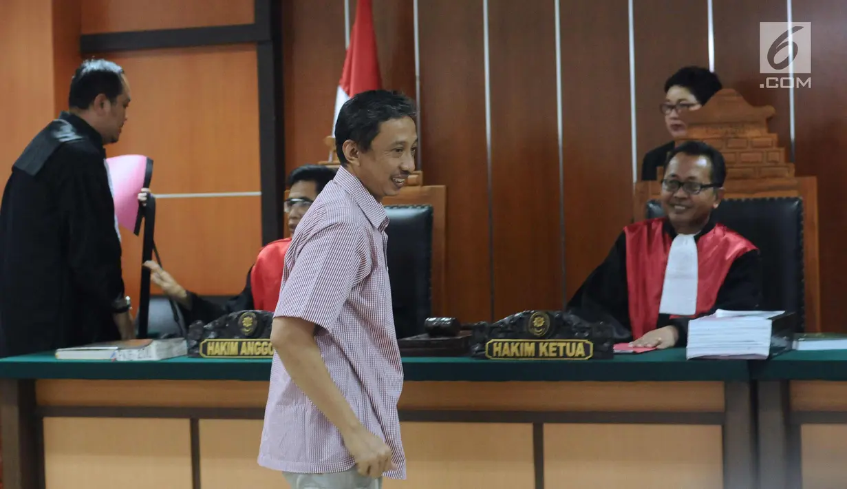 Mantan Direktur PTSP BP Batam, Dwi Djoko Wiwoho bersiap meninggalkan ruang sidang usai mendengar pembacaan dakwaan JPU di Pengadilan Negeri Jakarta Barat, Selasa (13/3). Dwi Djoko Wiwoho diduga terlibat gerakan ISIS. (Liputan6.com/Helmi Fithriansyah)