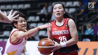 Pebasket putri Indonesia, Henny Sutjiono (kanan) berebut bola dengan pemain China, Yang Liwei pada perempat final Basket 5x5 putri Asian Games 2018 di Hall A GBK, Jakarta, Minggu (26/8). Indonesia kalah 141-37. (Liputan6.com/Helmi Fithriansyah)
