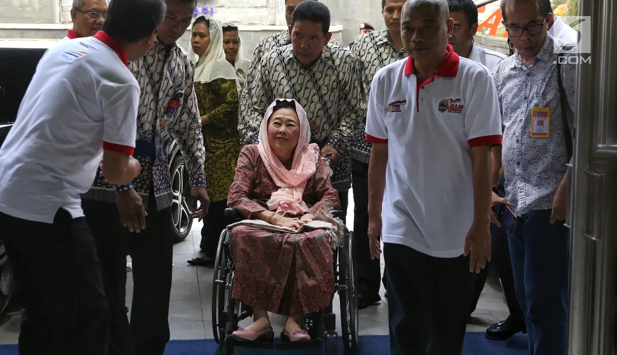 Istri Presiden keempat RI mendiang Abdurrahman Wahid atau Gus Dur, Sinta Nuriyah Wahid saat tiba menghadiri Dialog Kebangsaan Seri II di Stasiun Gambir, Jakarta, Senin (18/2). (Liputan6.com/Johan Tallo)