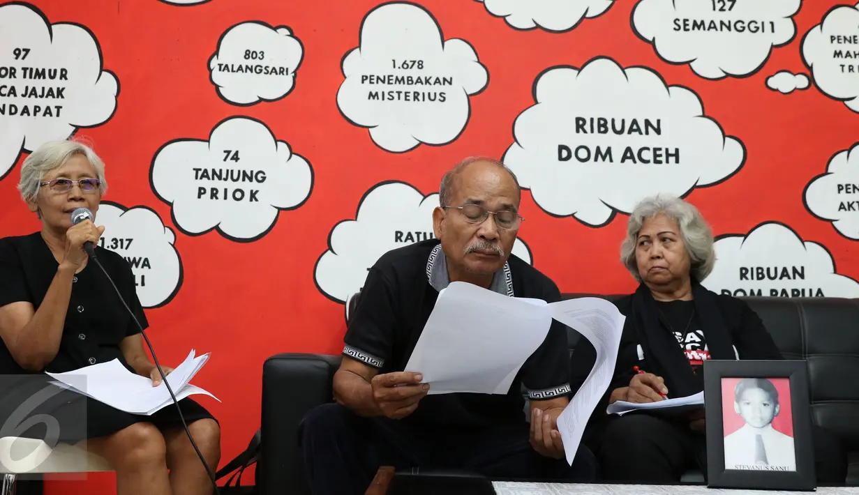 Sumarsih (kiri) bersama keluarga korban pelanggaran HAM memberi keterangan di kantor Kontras, Jakarta, Kamis (8/12). Mereka menagih komitmen pemerintah untuk memenuhi hak-hak korban pelanggaran HAM berat masa lalu. (Liputan6.com/Helmi Fithriansyah)