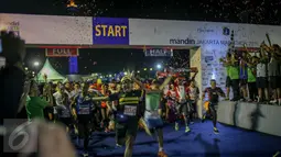 Ribuan peserta lari dilepas di garis start saat Mandiri Jakarta Marathon 2016 di Monas, Jakarta, Minggu (23/10). Sebanyak 16.000 peserta mengikuti Mandiri Jakarta Marathon yang dimulai dan selesai di Silang Monas Barat Daya. (Liputan6.com/Faizal Fanani)