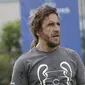 Legenda Barcelona, Carles Puyol, saat bermain futsal di Lapangan Menara Imperium, Jakarta, Selasa (12/3). Pertandingan tersebut merupakan bagian dari kegiatan UEFA Champions League Trophy Tour di Jakarta. (Bola.com/M Iqbal Ichsan)