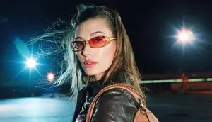 Hailey Bieber Tampil Feminin dengan Estetika 1970-an dan Awal 2000-an di Kampanye Miu Miu Fall/Winter 2026