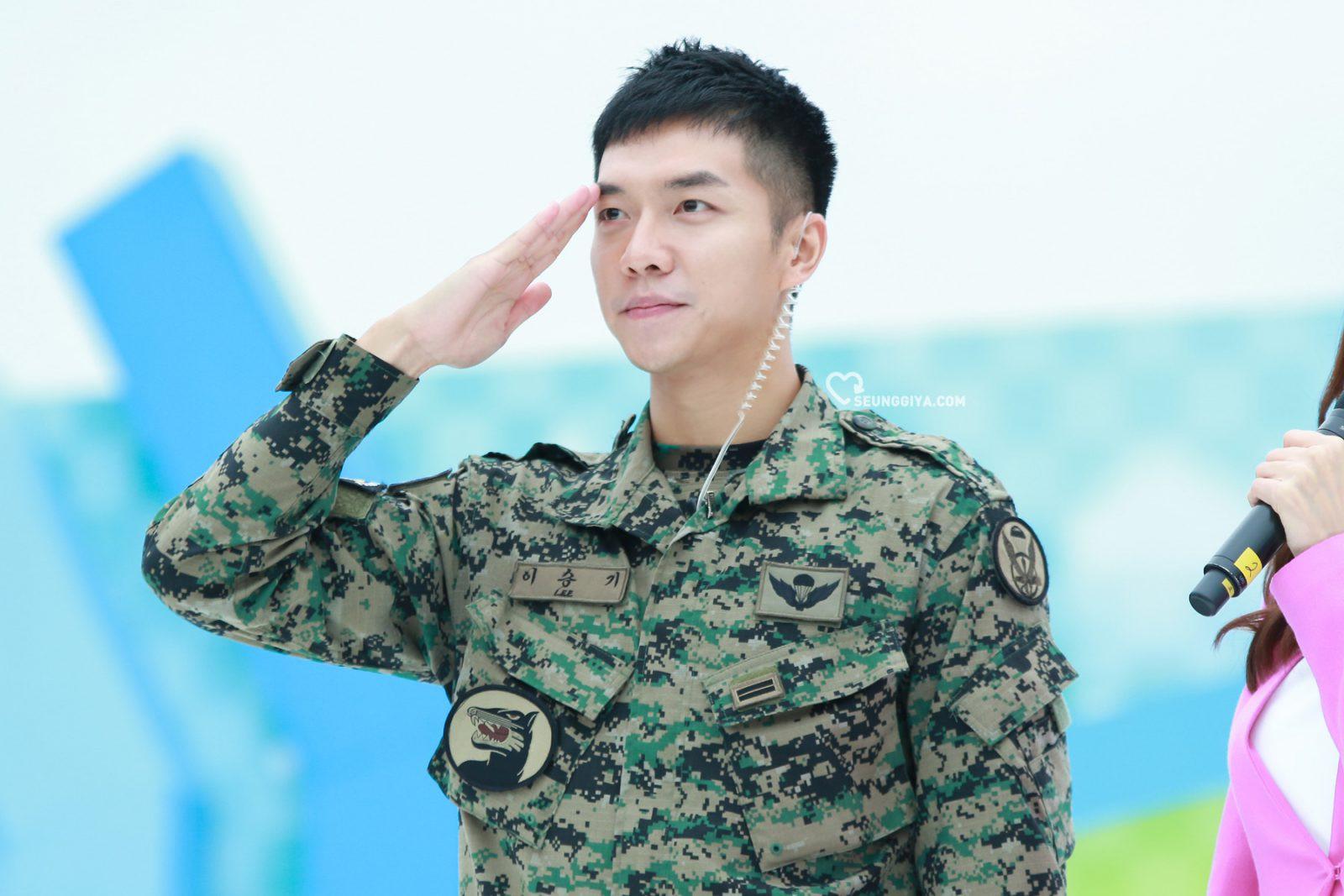 Rampungkan Wajib Militer Lee Seung Gi Disambut Ratusan Penggemar Showbiz Liputan6 Com