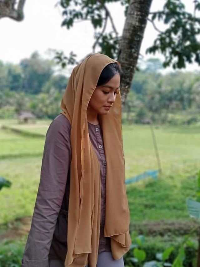 Syuting Makmum 2, Ini 7 Potret Titi Kamal saat Pakai Kerudung