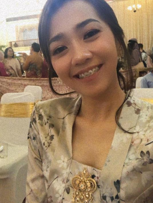 Rana Cynthia aktif di akun Instaram @rncynth. Saat ini akun Instagramnya sudah diikuti 34,6 ribu followers. Banyak foto cantik ia unggah di medsos, seperti potretnya saat hadiri acara kondangan. (Liputan6.com/IG/rncynth)