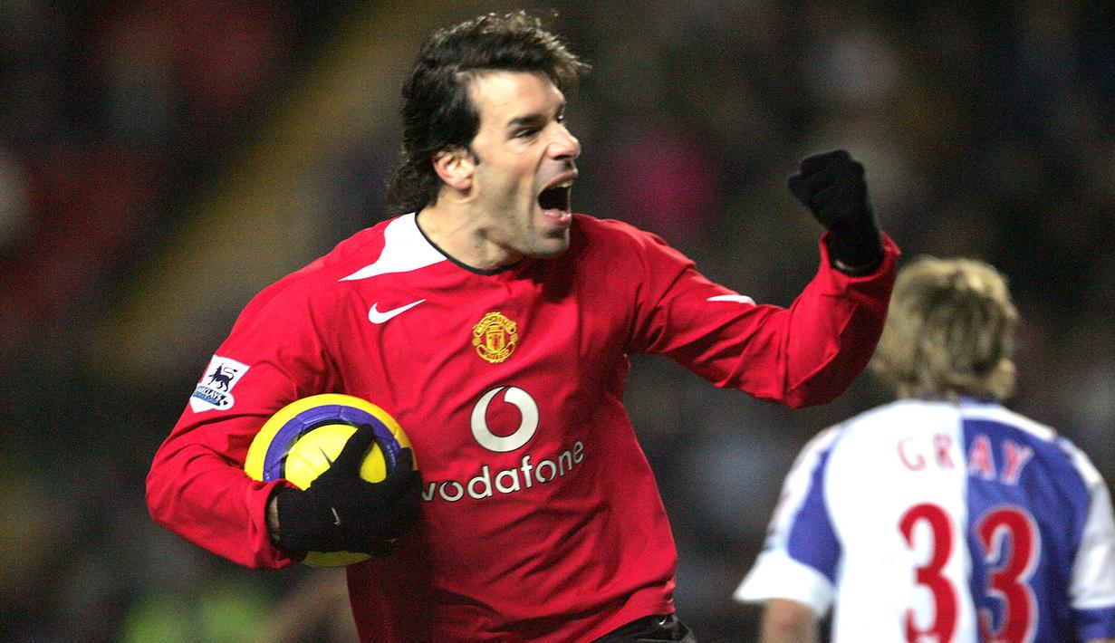 Ruud van Nistelrooy. Striker oportunis ini pensiun bersama klub terakhirnya Malaga pada musim 2011/2012. Total 19 tahun berkarier, ia tampil dalam 592 laga dengan mencetak 349 gol. Ia sempat mempersembahkan 4 trofi bersama Manchester United dan 3 trofi di Real Madrid. (Foto: AFP/Paul Ellis)