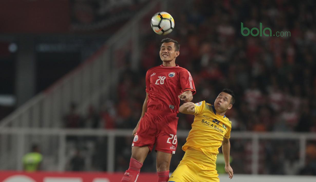 Duel pemain Persija Jakarta, Rezaldi Hehanussa dan pemain Song Lam Nghe An FC pada laga Piala AFC 2018 di Stadion Utama GBK, Senayan, Jakarta, (13/3/2018). Persija Jakarta menang 1-0. (Bola.com/Nick Hanoatubun)