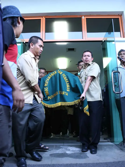 Sekitar pukul 16.40, Jenazah Budi Anduk diberangkatkan menuju rumah duka yang berlokasi di kawasan Inkaso, Jatiwaringin no. 3, RT 5 RW 4, Jakarta Timur dengan mendapatkan pengawalan khusus. (Nurwahyunan/Bintang.com)