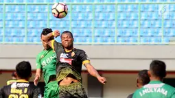 Bek Bhayangkara FC, Otavio Dutra (belakang) berduel udara dengan pemain Sriwijaya FC, Hilton Moreira pada lanjutan Liga 1 Indonesia di Stadion Patriot Candrabhaga, Bekasi,, Minggu (20/8). Bhayangkara FC menang 2-1. (Liputan6.com/Helmi Fithriansyah)