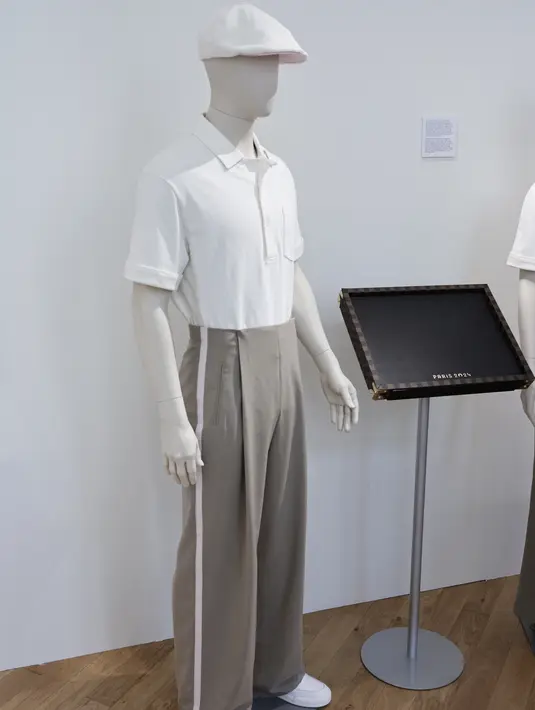 Didesain oleh Kaori Moritz-Ishikawa, seragam untuk 515 pembawa baki ini terdiri dari kemeja polo berwarna putih, celana panjang berwarna krem, dan topi gavroche putih. (STEPHANE DE SAKUTIN / AFP)