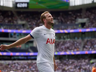 Pemain Tottenham Hotspur Harry Kane saat pertandingan sepak bola persahabatan pramusim antara Tottenham Hotspur dan Shakhtar Donetsk di Stadion Tottenham Hotspur, London, Inggris, Minggu (6/8/2023). Harry Kane mengemas quattrick saat Tottenham Hotspur mengalahkan Shakhtar Donetsk dengan skor 5-1. (Yui Mok/PA via AP)