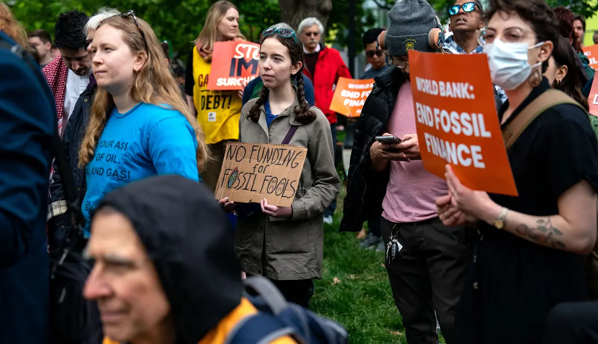 Pengunjuk rasa menyerukan kepada IMF-Bank Dunia dan para pemegang sahamnya untuk berhenti mendanai bahan bakar fosil. (Kent Nishimura/Getty Images North America/Getty Images via AFP)