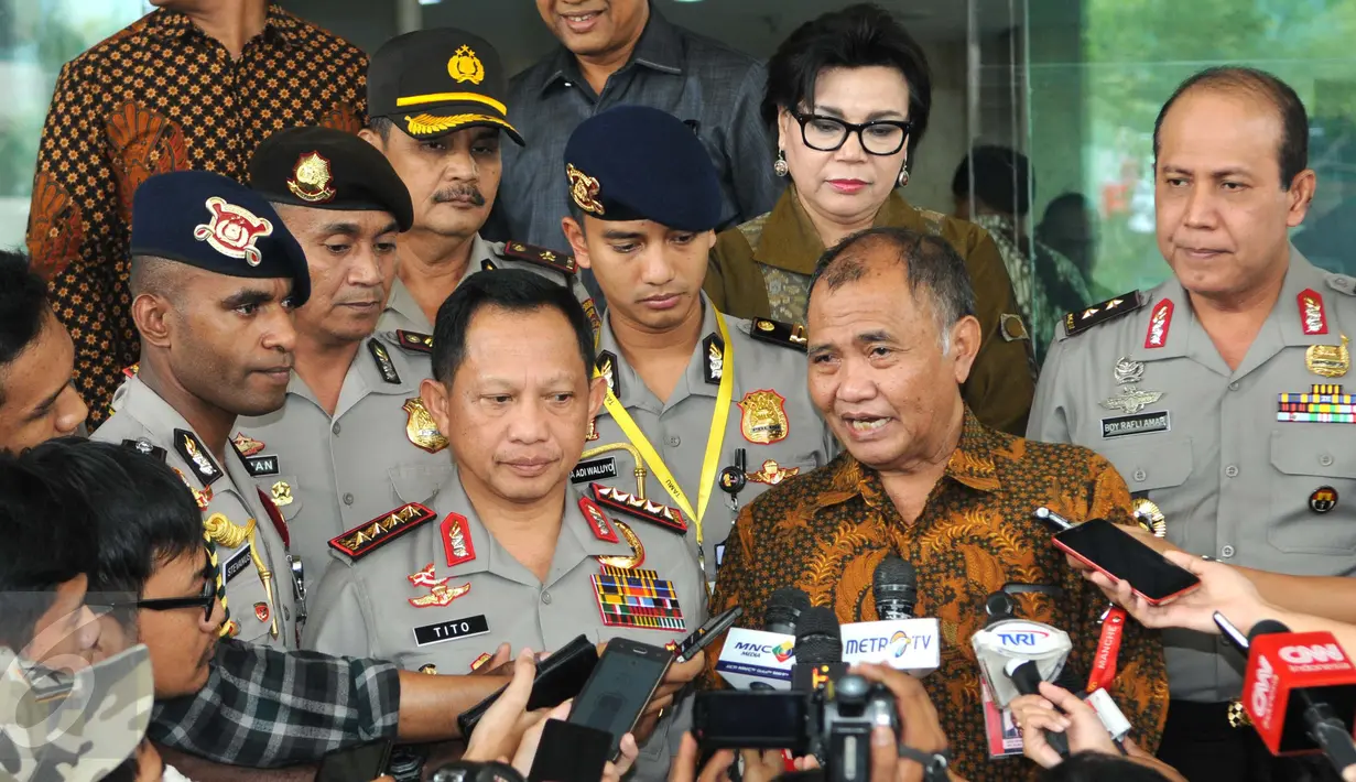 Kapolri  Jenderal (Pol) Tito Karnavian (tengah) di dampingi Ketua KPK Agus Rahardjo keluar dari Gedung  KPK, (19/8). Kunjungan ke KPK ini dalam rangka untuk mempererat hubungan sekaligus kerja sama antarlembaga. (Liputan6.com/Helmi Afandi) 