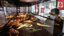 Pengunjung melihat kura-kura di atrium Lippo Mall Kemang, Jakarta, Jumat (10/12/2021). Mengusung tagline ‘Enjoy The Tropical Christmas Atmosphere’, nuansa tropical juga dilengkapi dengan kehadiran hewan-hewan dan tumbuhan tropis. (Liputan6.com/Fery Pradolo)