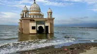 Masjid Terapung Palu di Pantai Talise. (Liputan6.com/Dinny Mutiah)