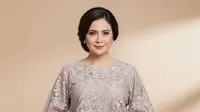 8 Model Baju Brokat Terbaru Usia 40-an yang Elegan, Tampilan Awet Muda