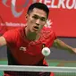 Pebulu tangkis Indonesia, Jonatan Christie mengembalikan kok saat bertanding melawan Kenta Nishimoto asal Jepang dalam semifinal tunggal putra Asian Games 2018 di Jakarta, Senin (27/8). Jonatan menang lewat rubber game. (SONNY TUMBELAKA/AFP)