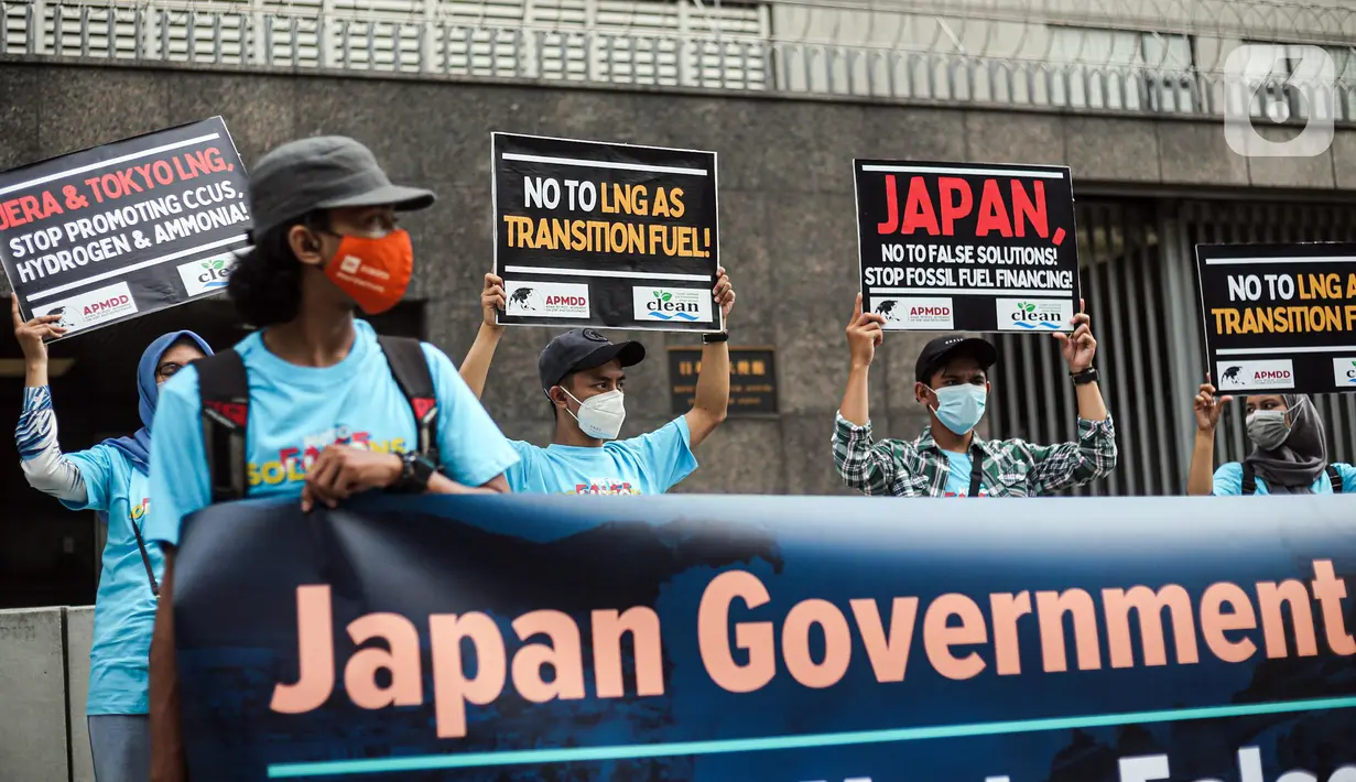 Sejumlah orang yang tergabung dalam Walhi DKI menggelar aksi di depan Kedutaan Besar Jepang, Jakarta, Rabu (3/8/2022). Aksi simbolik tersebut bertepatan dengan pertemuan Japan Energy Summit di Tokyo yang masih memberikan solusi palsu mengatasi perubahan iklim. (Liputan6.com/Faizal Fanani)