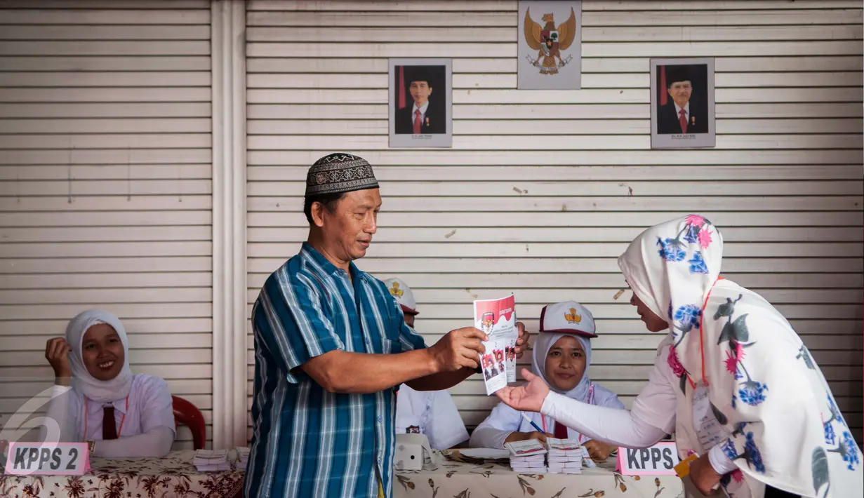 Warga menggunakan hak pilih pada Pilkada DKI 2017 di TPS 45 Kelurahan Kebon Pala, Jakarta, Rabu (15/2). Petugas di TPS tersebut menggunakan kostum seragam sekolah dasar untuk menarik warga datang ke TPS. (Liputan6.com/Gempur M Surya)